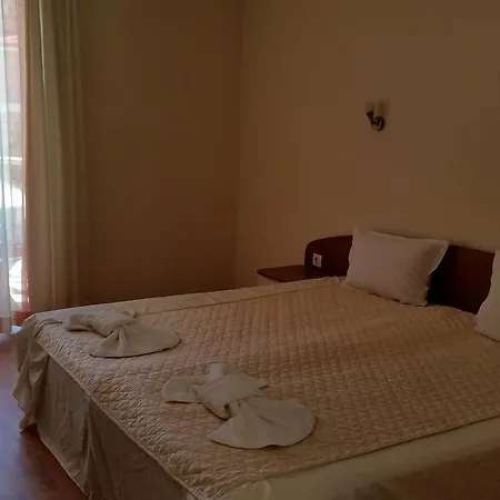 Family Hotel Africana فندق